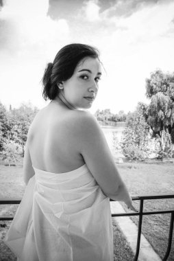 Vücut pozitif konsept, genç artı boy Arap kadın, klasik siyah & beyaz fotoğraf