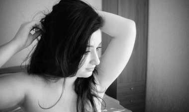 Vücut pozitif konsept, genç artı boy Arap kadın, klasik siyah & beyaz fotoğraf