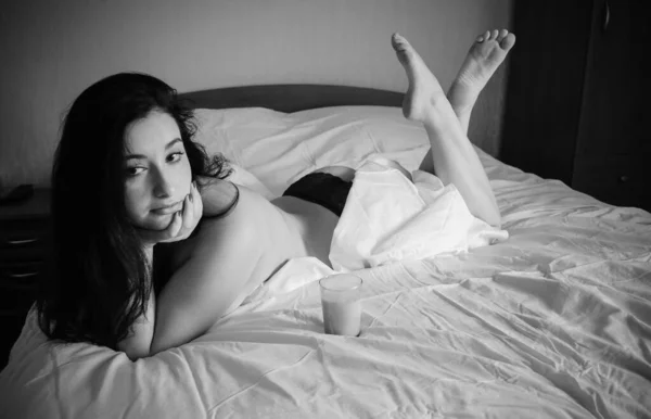 ボディ正のコンセプト 若いプラスサイズアラビアの外観女性 ヴィンテージ黒 白の写真 — ストック写真