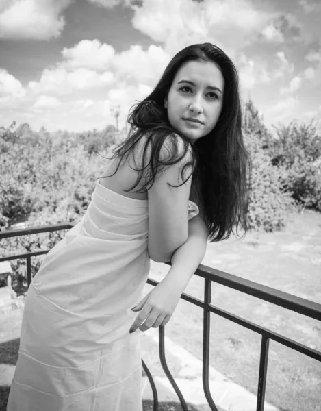 ボディ正のコンセプト 若いプラスサイズアラビアの外観女性 ヴィンテージ黒 白の写真 — ストック写真