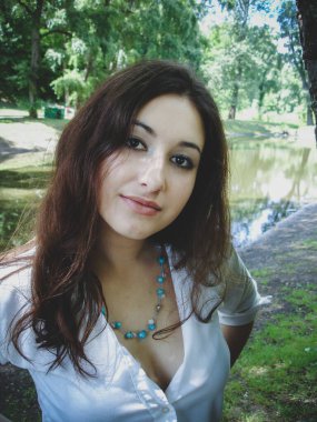 Basit Amerikalı öğrenci kız. Öğrencilerin ve gençlerin hayatları ve evden uzak davranışları. Kendini ve tarzını bulmak 