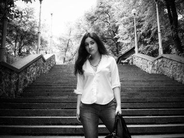 Basit Amerikalı öğrenci kız. Öğrencilerin ve gençlerin hayatları ve evden uzak davranışları. Kendini ve tarzını bulmak 