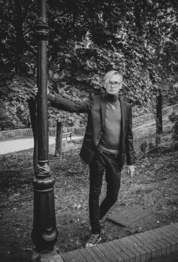 Sarışın, yakışıklı, etrafta dolaşan, şehir caddesinde, üniversitede ya da üniversitede öğrenci olan biri. 