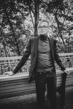 Sarışın, yakışıklı, etrafta dolaşan, şehir caddesinde, üniversitede ya da üniversitede öğrenci olan biri. 