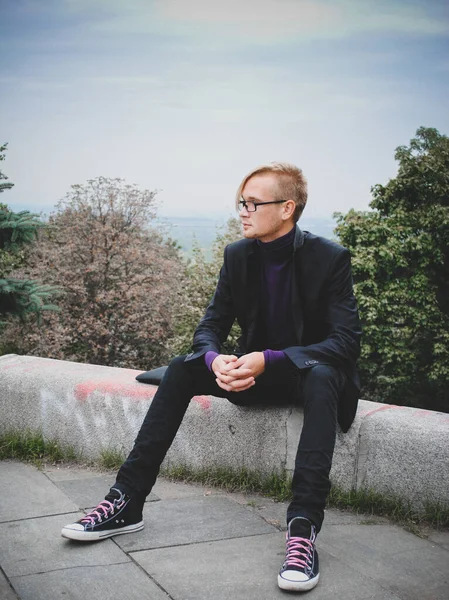 Blont Hår Trevlig Kille Promenader Runt Student Stadens Gata College — Stockfoto