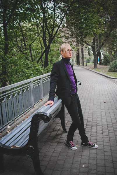 Blont Hår Trevlig Kille Promenader Runt Student Stadens Gata College — Stockfoto