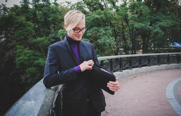 Blont Hår Trevlig Kille Promenader Runt Student Stadens Gata College — Stockfoto