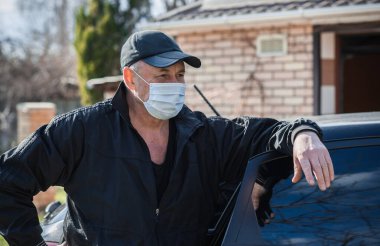 Virüs konsepti. Maskeli kıdemli adam, sağlık riski, mevsimsel sorun