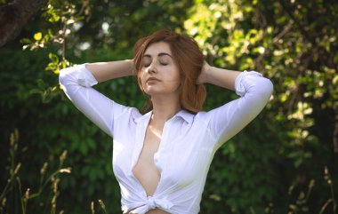 Makyaj yok, rötuş yok, gerçek kadın güzelliği, vücut pozitifliği, makyajsız yüz. Güzel doğal bir kız portresi.