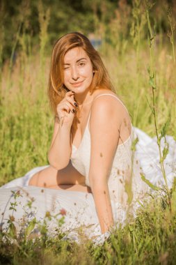 Makyaj yok, rötuş yok, gerçek kadın güzelliği, vücut pozitifliği, makyajsız yüz. Güzel doğal bir kız portresi.