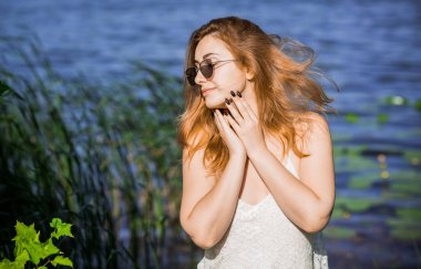 Makyaj yok, rötuş yok, gerçek kadın güzelliği, vücut pozitifliği, makyajsız yüz. Güzel doğal bir kız portresi.