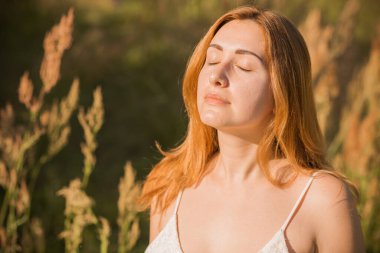 Makyaj yok, rötuş yok, gerçek kadın güzelliği, vücut pozitifliği, makyajsız yüz. Güzel doğal bir kız portresi.