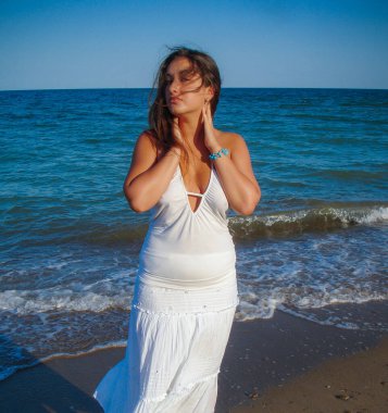 Arap genç bir kız, dolgun kalçalı, deniz kenarında dinleniyor, vücudunu gösteriyor, artı beden ölçülerinde bir kız.