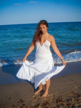 Arap genç bir kız, dolgun kalçalı, deniz kenarında dinleniyor, vücudunu gösteriyor, artı beden ölçülerinde bir kız.