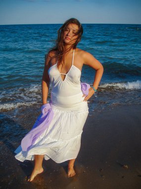 Arap genç bir kız, dolgun kalçalı, deniz kenarında dinleniyor, vücudunu gösteriyor, artı beden ölçülerinde bir kız.