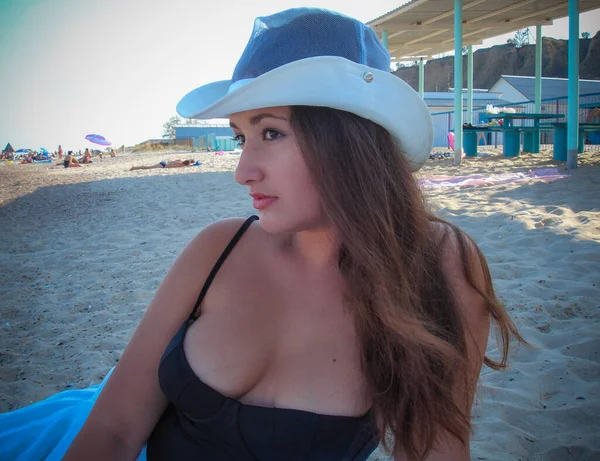 Arabisch Jong Meisje Met Volle Sappige Heupen Rusten Het Strand — Stockfoto