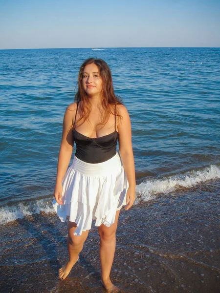 해변에서 엉덩이를 해변에 아라비아의 소녀와 — 스톡 사진