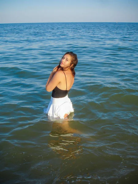 Arabská Mladá Dívka Plnými Šťavnatými Boky Odpočívající Pláži Moře Předvádějící — Stock fotografie