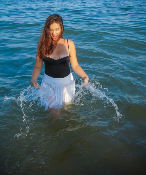 Chica Joven Árabe Con Caderas Suculentas Completas Descansando Playa Junto — Foto de Stock