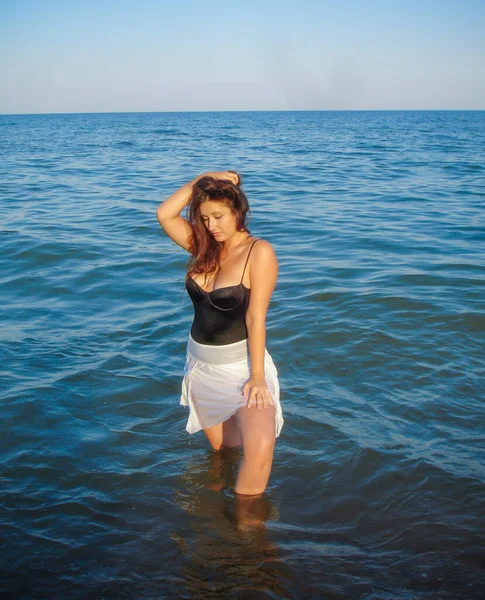 Arabic Young Girl Full Succulent Hips Resting Beach Sea Showing — Stock Photo, Image