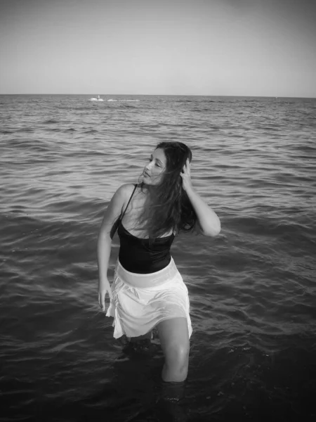 Arabisches Junges Mädchen Mit Vollen Saftigen Hüften Das Strand Meer — Stockfoto