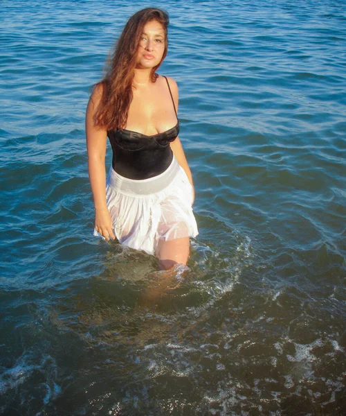 Arabská Mladá Dívka Plnými Šťavnatými Boky Odpočívající Pláži Moře Předvádějící — Stock fotografie