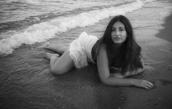 Arabic Young Girl Full Succulent Hips Resting Beach Sea Showing — Stock Photo, Image