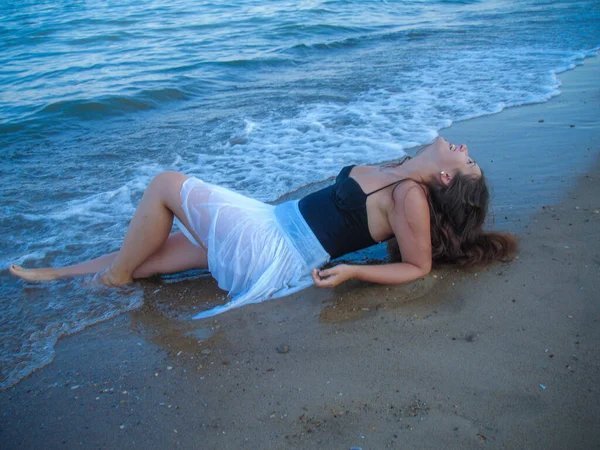 一个阿拉伯女孩 臀部丰满 躺在海滩上 在海边炫耀自己的身材 还有一个身材魁梧的女孩 — 图库照片