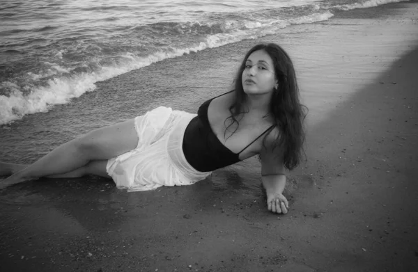 Арабская Молодая Девушка Полностью Сочными Бедрами Отдыхает Пляже Моря Показывая — стоковое фото