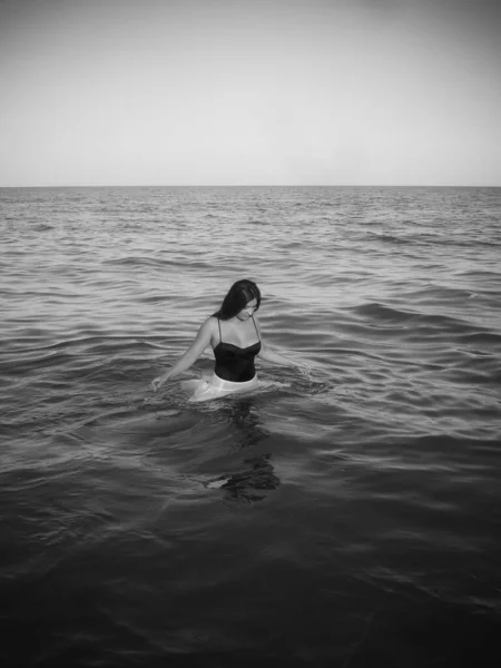 Арабская Молодая Девушка Полностью Сочными Бедрами Отдыхает Пляже Моря Показывая — стоковое фото