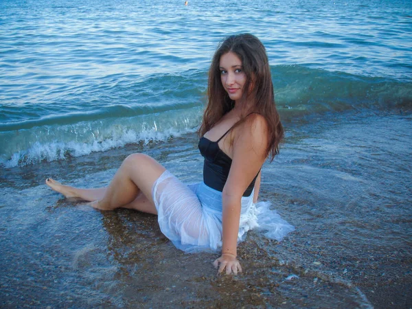Arabski Młoda Dziewczyna Pełnym Soczyste Biodra Odpoczynku Plaży Nad Morzem — Zdjęcie stockowe