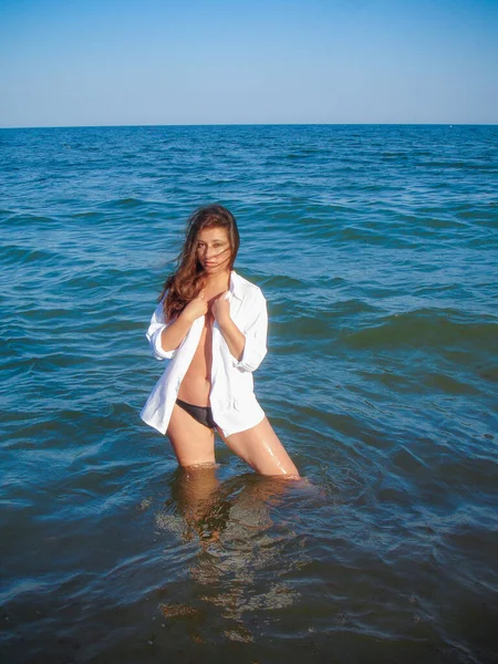 アラビア語若いです女の子とともにフル多肉質の腰あります上のビーチによってザ 海ショーオフザ図 プラスサイズ女の子 — ストック写真