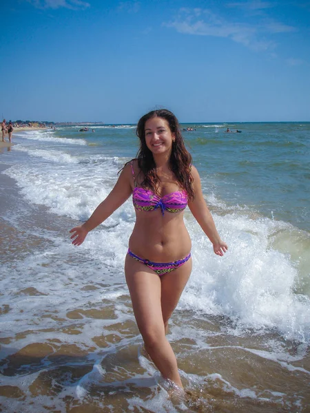 Chica Joven Árabe Con Caderas Suculentas Completas Descansando Playa Junto — Foto de Stock