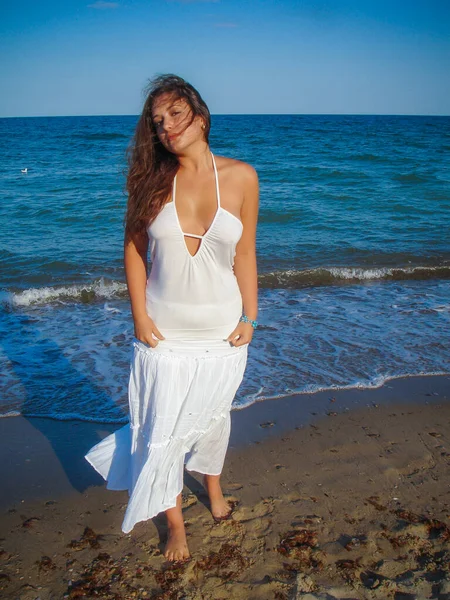 Arap genç bir kız, dolgun kalçalı, deniz kenarında dinleniyor, vücudunu gösteriyor, artı beden ölçülerinde bir kız.