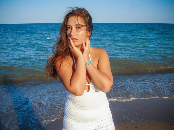 Rapariga Árabe Com Quadris Suculentos Completos Descansando Praia Pelo Mar — Fotografia de Stock