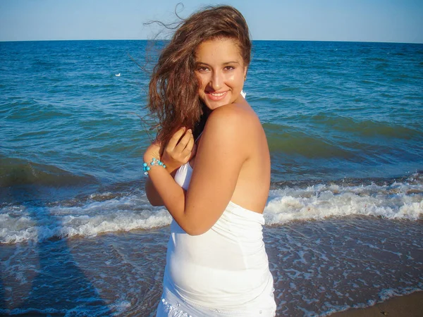 Arabic Young Girl Full Succulent Hips Resting Beach Sea Showing — Stock Photo, Image