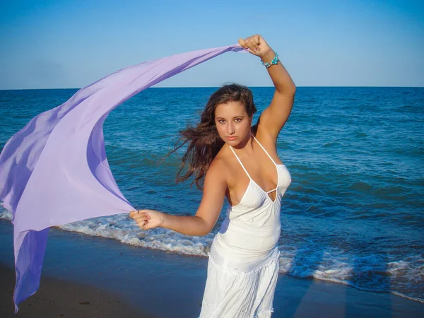 Arap genç bir kız, dolgun kalçalı, deniz kenarında dinleniyor, vücudunu gösteriyor, artı beden ölçülerinde bir kız.