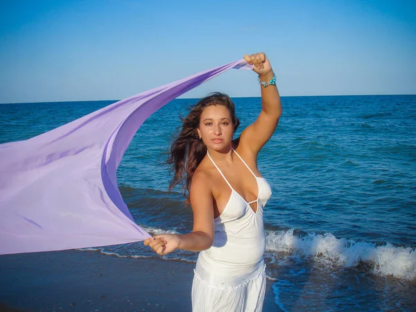 Arap genç bir kız, dolgun kalçalı, deniz kenarında dinleniyor, vücudunu gösteriyor, artı beden ölçülerinde bir kız.