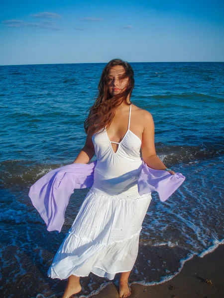 Arap genç bir kız, dolgun kalçalı, deniz kenarında dinleniyor, vücudunu gösteriyor, artı beden ölçülerinde bir kız.