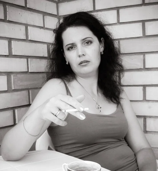 Влияние Никотина Здоровье Внешний Вид Женщин Женщина Средних Лет Сигаретой — стоковое фото
