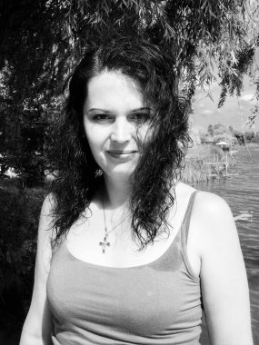 Esmer, orta yaşlı bir kadın. Duygusal kadın mutlu ve iyi bir gün geçirsin..