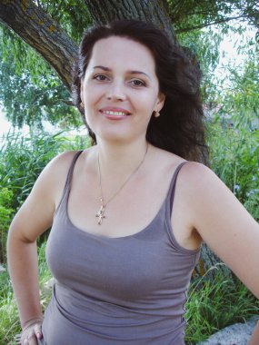 Esmer, orta yaşlı bir kadın. Duygusal kadın mutlu ve iyi bir gün geçirsin..