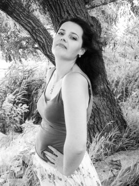 Esmer, orta yaşlı bir kadın. Duygusal kadın mutlu ve iyi bir gün geçirsin..