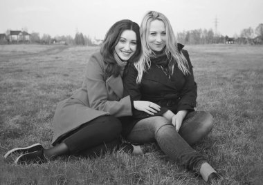 Birkaç genç kadın, LGBTQ ortaklığı.