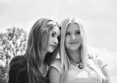 Birkaç genç kız kardeş, LGBTQ birliği.