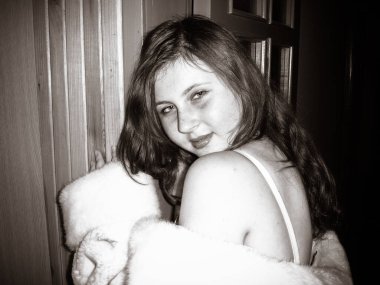 Yurtta kalan basit bir Amerikalı kız öğrenci. Öğrencilerin ve gençlerin hayatları ve evden uzak davranışları. Kendini ve gençlik tarzını bulmak.