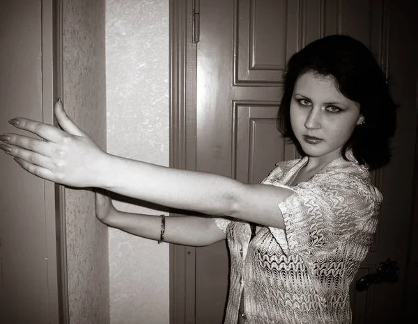 ホステルのアメリカ人の学生の女の子 学生や若者の生活や家から離れて彼らの行動 自分自身とあなたのスタイルを見つけるでティーンエイジャー — ストック写真