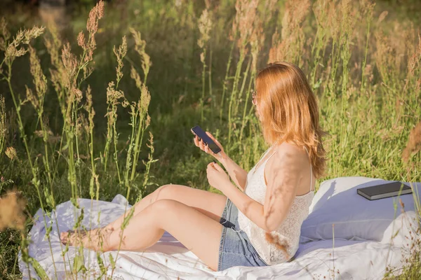 Las Mujeres Aspecto Natural Escuchan Música Los Auriculares Teléfono Estilo —  Fotos de Stock