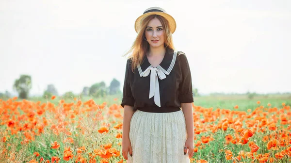 Roodharige Vrouw Vintage Blouse Kant Rok Papaverveld Modieuze Stijl Voor — Stockfoto