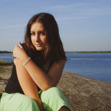 Küçük bir kasabadan sıradan bir kız, ergenler ve öğrenci yaşam tarzı. Sorunlar ve mutluluk